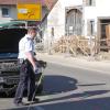 In Schnetzenhausen bei Friedrichshafen ist am Samstagnachmittag ein 20-jähriger Motorradfahrer gestürzt und anschließend in den Gegenverkehr gerutscht.

Laut der Polizei hatte der junge Mann um 15:11 Uhr zunächst ein vorausfahrendes Fahrzeug überholt und hatte dabei die Kontrolle verloren und ist gestürzt. Während sein Motorrad in ein vorausfahrendes Auto prallte, rutschte der Fahrer in ein entgegenkommenden PKW der Marke Skoda.
Schwerste Verletzungen erlitten
Der 20-Jährige geriet dabei unter die Fahrzeugfront und zog sich schwerste Verletzungen zu. Er wurde ohne Bewusstsein in eine Klinik nach Ravensburg gebracht. Die Straße war aufgrund der Unfallaufnahme bis 21 Uhr gesperrt. Unter anderem setzte die Polizei eine Kameradrohne zur Aufnahme des Unfalls ein.