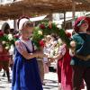 Am Sonntagnachmittag war es beim Tänzelfest 2022 in Kaufbeuren dann Zeit für den großen Festumzug. Ungefähr 1.850 Kinder präsentieren den Zuschauern die Geschichte der Stadt zu Buron von der Karolingerzeit bis zum Beginn des 20. Jahrhunderts. Mit 36 Festwagen, unterschiedlichen Kapellen, Fahnenschwingern Pferden und natürlich den Kindern wird der Zuschauer zurück ins Mittelalter versetzt. Wenn dann noch Kaiser Maximilian I. höchstpersönlich mit seinem Gefolge in der Kaiser-Max-Straße vor dem Rathaus einzieht, befindet man sich endgültig wieder im Jahr 1497. In unserer Bildergalerie sehen Sie die Highlights des Tänzelfest-Umzuges vom Sonntag.
