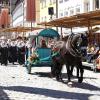 Am Sonntagnachmittag war es beim Tänzelfest 2022 in Kaufbeuren dann Zeit für den großen Festumzug. Ungefähr 1.850 Kinder präsentieren den Zuschauern die Geschichte der Stadt zu Buron von der Karolingerzeit bis zum Beginn des 20. Jahrhunderts. Mit 36 Festwagen, unterschiedlichen Kapellen, Fahnenschwingern Pferden und natürlich den Kindern wird der Zuschauer zurück ins Mittelalter versetzt. Wenn dann noch Kaiser Maximilian I. höchstpersönlich mit seinem Gefolge in der Kaiser-Max-Straße vor dem Rathaus einzieht, befindet man sich endgültig wieder im Jahr 1497. In unserer Bildergalerie sehen Sie die Highlights des Tänzelfest-Umzuges vom Sonntag.
