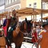Am Sonntagnachmittag war es beim Tänzelfest 2022 in Kaufbeuren dann Zeit für den großen Festumzug. Ungefähr 1.850 Kinder präsentieren den Zuschauern die Geschichte der Stadt zu Buron von der Karolingerzeit bis zum Beginn des 20. Jahrhunderts. Mit 36 Festwagen, unterschiedlichen Kapellen, Fahnenschwingern Pferden und natürlich den Kindern wird der Zuschauer zurück ins Mittelalter versetzt. Wenn dann noch Kaiser Maximilian I. höchstpersönlich mit seinem Gefolge in der Kaiser-Max-Straße vor dem Rathaus einzieht, befindet man sich endgültig wieder im Jahr 1497. In unserer Bildergalerie sehen Sie die Highlights des Tänzelfest-Umzuges vom Sonntag.