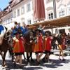 Am Sonntagnachmittag war es beim Tänzelfest 2022 in Kaufbeuren dann Zeit für den großen Festumzug. Ungefähr 1.850 Kinder präsentieren den Zuschauern die Geschichte der Stadt zu Buron von der Karolingerzeit bis zum Beginn des 20. Jahrhunderts. Mit 36 Festwagen, unterschiedlichen Kapellen, Fahnenschwingern Pferden und natürlich den Kindern wird der Zuschauer zurück ins Mittelalter versetzt. Wenn dann noch Kaiser Maximilian I. höchstpersönlich mit seinem Gefolge in der Kaiser-Max-Straße vor dem Rathaus einzieht, befindet man sich endgültig wieder im Jahr 1497. In unserer Bildergalerie sehen Sie die Highlights des Tänzelfest-Umzuges vom Sonntag.