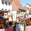 Am Sonntagnachmittag war es beim Tänzelfest 2022 in Kaufbeuren dann Zeit für den großen Festumzug. Ungefähr 1.850 Kinder präsentieren den Zuschauern die Geschichte der Stadt zu Buron von der Karolingerzeit bis zum Beginn des 20. Jahrhunderts. Mit 36 Festwagen, unterschiedlichen Kapellen, Fahnenschwingern Pferden und natürlich den Kindern wird der Zuschauer zurück ins Mittelalter versetzt. Wenn dann noch Kaiser Maximilian I. höchstpersönlich mit seinem Gefolge in der Kaiser-Max-Straße vor dem Rathaus einzieht, befindet man sich endgültig wieder im Jahr 1497. In unserer Bildergalerie sehen Sie die Highlights des Tänzelfest-Umzuges vom Sonntag.