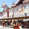 Am Sonntagnachmittag war es beim Tänzelfest 2022 in Kaufbeuren dann Zeit für den großen Festumzug. Ungefähr 1.850 Kinder präsentieren den Zuschauern die Geschichte der Stadt zu Buron von der Karolingerzeit bis zum Beginn des 20. Jahrhunderts. Mit 36 Festwagen, unterschiedlichen Kapellen, Fahnenschwingern Pferden und natürlich den Kindern wird der Zuschauer zurück ins Mittelalter versetzt. Wenn dann noch Kaiser Maximilian I. höchstpersönlich mit seinem Gefolge in der Kaiser-Max-Straße vor dem Rathaus einzieht, befindet man sich endgültig wieder im Jahr 1497. In unserer Bildergalerie sehen Sie die Highlights des Tänzelfest-Umzuges vom Sonntag.
