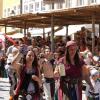 Am Sonntagnachmittag war es beim Tänzelfest 2022 in Kaufbeuren dann Zeit für den großen Festumzug. Ungefähr 1.850 Kinder präsentieren den Zuschauern die Geschichte der Stadt zu Buron von der Karolingerzeit bis zum Beginn des 20. Jahrhunderts. Mit 36 Festwagen, unterschiedlichen Kapellen, Fahnenschwingern Pferden und natürlich den Kindern wird der Zuschauer zurück ins Mittelalter versetzt. Wenn dann noch Kaiser Maximilian I. höchstpersönlich mit seinem Gefolge in der Kaiser-Max-Straße vor dem Rathaus einzieht, befindet man sich endgültig wieder im Jahr 1497. In unserer Bildergalerie sehen Sie die Highlights des Tänzelfest-Umzuges vom Sonntag.