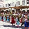 Am Sonntagnachmittag war es beim Tänzelfest 2022 in Kaufbeuren dann Zeit für den großen Festumzug. Ungefähr 1.850 Kinder präsentieren den Zuschauern die Geschichte der Stadt zu Buron von der Karolingerzeit bis zum Beginn des 20. Jahrhunderts. Mit 36 Festwagen, unterschiedlichen Kapellen, Fahnenschwingern Pferden und natürlich den Kindern wird der Zuschauer zurück ins Mittelalter versetzt. Wenn dann noch Kaiser Maximilian I. höchstpersönlich mit seinem Gefolge in der Kaiser-Max-Straße vor dem Rathaus einzieht, befindet man sich endgültig wieder im Jahr 1497. In unserer Bildergalerie sehen Sie die Highlights des Tänzelfest-Umzuges vom Sonntag.
