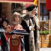 Am Sonntagnachmittag war es beim Tänzelfest 2022 in Kaufbeuren dann Zeit für den großen Festumzug. Ungefähr 1.850 Kinder präsentieren den Zuschauern die Geschichte der Stadt zu Buron von der Karolingerzeit bis zum Beginn des 20. Jahrhunderts. Mit 36 Festwagen, unterschiedlichen Kapellen, Fahnenschwingern Pferden und natürlich den Kindern wird der Zuschauer zurück ins Mittelalter versetzt. Wenn dann noch Kaiser Maximilian I. höchstpersönlich mit seinem Gefolge in der Kaiser-Max-Straße vor dem Rathaus einzieht, befindet man sich endgültig wieder im Jahr 1497. In unserer Bildergalerie sehen Sie die Highlights des Tänzelfest-Umzuges vom Sonntag.