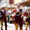 Am Sonntagnachmittag war es beim Tänzelfest 2022 in Kaufbeuren dann Zeit für den großen Festumzug. Ungefähr 1.850 Kinder präsentieren den Zuschauern die Geschichte der Stadt zu Buron von der Karolingerzeit bis zum Beginn des 20. Jahrhunderts. Mit 36 Festwagen, unterschiedlichen Kapellen, Fahnenschwingern Pferden und natürlich den Kindern wird der Zuschauer zurück ins Mittelalter versetzt. Wenn dann noch Kaiser Maximilian I. höchstpersönlich mit seinem Gefolge in der Kaiser-Max-Straße vor dem Rathaus einzieht, befindet man sich endgültig wieder im Jahr 1497. In unserer Bildergalerie sehen Sie die Highlights des Tänzelfest-Umzuges vom Sonntag.