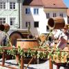 Am Sonntagnachmittag war es beim Tänzelfest 2022 in Kaufbeuren dann Zeit für den großen Festumzug. Ungefähr 1.850 Kinder präsentieren den Zuschauern die Geschichte der Stadt zu Buron von der Karolingerzeit bis zum Beginn des 20. Jahrhunderts. Mit 36 Festwagen, unterschiedlichen Kapellen, Fahnenschwingern Pferden und natürlich den Kindern wird der Zuschauer zurück ins Mittelalter versetzt. Wenn dann noch Kaiser Maximilian I. höchstpersönlich mit seinem Gefolge in der Kaiser-Max-Straße vor dem Rathaus einzieht, befindet man sich endgültig wieder im Jahr 1497. In unserer Bildergalerie sehen Sie die Highlights des Tänzelfest-Umzuges vom Sonntag.