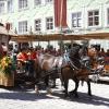 Am Sonntagnachmittag war es beim Tänzelfest 2022 in Kaufbeuren dann Zeit für den großen Festumzug. Ungefähr 1.850 Kinder präsentieren den Zuschauern die Geschichte der Stadt zu Buron von der Karolingerzeit bis zum Beginn des 20. Jahrhunderts. Mit 36 Festwagen, unterschiedlichen Kapellen, Fahnenschwingern Pferden und natürlich den Kindern wird der Zuschauer zurück ins Mittelalter versetzt. Wenn dann noch Kaiser Maximilian I. höchstpersönlich mit seinem Gefolge in der Kaiser-Max-Straße vor dem Rathaus einzieht, befindet man sich endgültig wieder im Jahr 1497. In unserer Bildergalerie sehen Sie die Highlights des Tänzelfest-Umzuges vom Sonntag.