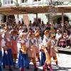 Am Sonntagnachmittag war es beim Tänzelfest 2022 in Kaufbeuren dann Zeit für den großen Festumzug. Ungefähr 1.850 Kinder präsentieren den Zuschauern die Geschichte der Stadt zu Buron von der Karolingerzeit bis zum Beginn des 20. Jahrhunderts. Mit 36 Festwagen, unterschiedlichen Kapellen, Fahnenschwingern Pferden und natürlich den Kindern wird der Zuschauer zurück ins Mittelalter versetzt. Wenn dann noch Kaiser Maximilian I. höchstpersönlich mit seinem Gefolge in der Kaiser-Max-Straße vor dem Rathaus einzieht, befindet man sich endgültig wieder im Jahr 1497. In unserer Bildergalerie sehen Sie die Highlights des Tänzelfest-Umzuges vom Sonntag.