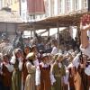 Am Sonntagnachmittag war es beim Tänzelfest 2022 in Kaufbeuren dann Zeit für den großen Festumzug. Ungefähr 1.850 Kinder präsentieren den Zuschauern die Geschichte der Stadt zu Buron von der Karolingerzeit bis zum Beginn des 20. Jahrhunderts. Mit 36 Festwagen, unterschiedlichen Kapellen, Fahnenschwingern Pferden und natürlich den Kindern wird der Zuschauer zurück ins Mittelalter versetzt. Wenn dann noch Kaiser Maximilian I. höchstpersönlich mit seinem Gefolge in der Kaiser-Max-Straße vor dem Rathaus einzieht, befindet man sich endgültig wieder im Jahr 1497. In unserer Bildergalerie sehen Sie die Highlights des Tänzelfest-Umzuges vom Sonntag.