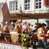 Am Sonntagnachmittag war es beim Tänzelfest 2022 in Kaufbeuren dann Zeit für den großen Festumzug. Ungefähr 1.850 Kinder präsentieren den Zuschauern die Geschichte der Stadt zu Buron von der Karolingerzeit bis zum Beginn des 20. Jahrhunderts. Mit 36 Festwagen, unterschiedlichen Kapellen, Fahnenschwingern Pferden und natürlich den Kindern wird der Zuschauer zurück ins Mittelalter versetzt. Wenn dann noch Kaiser Maximilian I. höchstpersönlich mit seinem Gefolge in der Kaiser-Max-Straße vor dem Rathaus einzieht, befindet man sich endgültig wieder im Jahr 1497. In unserer Bildergalerie sehen Sie die Highlights des Tänzelfest-Umzuges vom Sonntag.