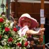 Am Sonntagnachmittag war es beim Tänzelfest 2022 in Kaufbeuren dann Zeit für den großen Festumzug. Ungefähr 1.850 Kinder präsentieren den Zuschauern die Geschichte der Stadt zu Buron von der Karolingerzeit bis zum Beginn des 20. Jahrhunderts. Mit 36 Festwagen, unterschiedlichen Kapellen, Fahnenschwingern Pferden und natürlich den Kindern wird der Zuschauer zurück ins Mittelalter versetzt. Wenn dann noch Kaiser Maximilian I. höchstpersönlich mit seinem Gefolge in der Kaiser-Max-Straße vor dem Rathaus einzieht, befindet man sich endgültig wieder im Jahr 1497. In unserer Bildergalerie sehen Sie die Highlights des Tänzelfest-Umzuges vom Sonntag.