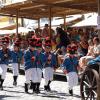 Am Sonntagnachmittag war es beim Tänzelfest 2022 in Kaufbeuren dann Zeit für den großen Festumzug. Ungefähr 1.850 Kinder präsentieren den Zuschauern die Geschichte der Stadt zu Buron von der Karolingerzeit bis zum Beginn des 20. Jahrhunderts. Mit 36 Festwagen, unterschiedlichen Kapellen, Fahnenschwingern Pferden und natürlich den Kindern wird der Zuschauer zurück ins Mittelalter versetzt. Wenn dann noch Kaiser Maximilian I. höchstpersönlich mit seinem Gefolge in der Kaiser-Max-Straße vor dem Rathaus einzieht, befindet man sich endgültig wieder im Jahr 1497. In unserer Bildergalerie sehen Sie die Highlights des Tänzelfest-Umzuges vom Sonntag.