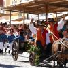 Am Sonntagnachmittag war es beim Tänzelfest 2022 in Kaufbeuren dann Zeit für den großen Festumzug. Ungefähr 1.850 Kinder präsentieren den Zuschauern die Geschichte der Stadt zu Buron von der Karolingerzeit bis zum Beginn des 20. Jahrhunderts. Mit 36 Festwagen, unterschiedlichen Kapellen, Fahnenschwingern Pferden und natürlich den Kindern wird der Zuschauer zurück ins Mittelalter versetzt. Wenn dann noch Kaiser Maximilian I. höchstpersönlich mit seinem Gefolge in der Kaiser-Max-Straße vor dem Rathaus einzieht, befindet man sich endgültig wieder im Jahr 1497. In unserer Bildergalerie sehen Sie die Highlights des Tänzelfest-Umzuges vom Sonntag.