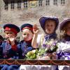 Am Sonntagnachmittag war es beim Tänzelfest 2022 in Kaufbeuren dann Zeit für den großen Festumzug. Ungefähr 1.850 Kinder präsentieren den Zuschauern die Geschichte der Stadt zu Buron von der Karolingerzeit bis zum Beginn des 20. Jahrhunderts. Mit 36 Festwagen, unterschiedlichen Kapellen, Fahnenschwingern Pferden und natürlich den Kindern wird der Zuschauer zurück ins Mittelalter versetzt. Wenn dann noch Kaiser Maximilian I. höchstpersönlich mit seinem Gefolge in der Kaiser-Max-Straße vor dem Rathaus einzieht, befindet man sich endgültig wieder im Jahr 1497. In unserer Bildergalerie sehen Sie die Highlights des Tänzelfest-Umzuges vom Sonntag.