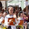 Am Sonntagnachmittag war es beim Tänzelfest 2022 in Kaufbeuren dann Zeit für den großen Festumzug. Ungefähr 1.850 Kinder präsentieren den Zuschauern die Geschichte der Stadt zu Buron von der Karolingerzeit bis zum Beginn des 20. Jahrhunderts. Mit 36 Festwagen, unterschiedlichen Kapellen, Fahnenschwingern Pferden und natürlich den Kindern wird der Zuschauer zurück ins Mittelalter versetzt. Wenn dann noch Kaiser Maximilian I. höchstpersönlich mit seinem Gefolge in der Kaiser-Max-Straße vor dem Rathaus einzieht, befindet man sich endgültig wieder im Jahr 1497. In unserer Bildergalerie sehen Sie die Highlights des Tänzelfest-Umzuges vom Sonntag.