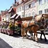 Am Sonntagnachmittag war es beim Tänzelfest 2022 in Kaufbeuren dann Zeit für den großen Festumzug. Ungefähr 1.850 Kinder präsentieren den Zuschauern die Geschichte der Stadt zu Buron von der Karolingerzeit bis zum Beginn des 20. Jahrhunderts. Mit 36 Festwagen, unterschiedlichen Kapellen, Fahnenschwingern Pferden und natürlich den Kindern wird der Zuschauer zurück ins Mittelalter versetzt. Wenn dann noch Kaiser Maximilian I. höchstpersönlich mit seinem Gefolge in der Kaiser-Max-Straße vor dem Rathaus einzieht, befindet man sich endgültig wieder im Jahr 1497. In unserer Bildergalerie sehen Sie die Highlights des Tänzelfest-Umzuges vom Sonntag.