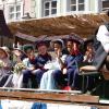 Am Sonntagnachmittag war es beim Tänzelfest 2022 in Kaufbeuren dann Zeit für den großen Festumzug. Ungefähr 1.850 Kinder präsentieren den Zuschauern die Geschichte der Stadt zu Buron von der Karolingerzeit bis zum Beginn des 20. Jahrhunderts. Mit 36 Festwagen, unterschiedlichen Kapellen, Fahnenschwingern Pferden und natürlich den Kindern wird der Zuschauer zurück ins Mittelalter versetzt. Wenn dann noch Kaiser Maximilian I. höchstpersönlich mit seinem Gefolge in der Kaiser-Max-Straße vor dem Rathaus einzieht, befindet man sich endgültig wieder im Jahr 1497. In unserer Bildergalerie sehen Sie die Highlights des Tänzelfest-Umzuges vom Sonntag.
