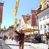 Am Sonntagnachmittag war es beim Tänzelfest 2022 in Kaufbeuren dann Zeit für den großen Festumzug. Ungefähr 1.850 Kinder präsentieren den Zuschauern die Geschichte der Stadt zu Buron von der Karolingerzeit bis zum Beginn des 20. Jahrhunderts. Mit 36 Festwagen, unterschiedlichen Kapellen, Fahnenschwingern Pferden und natürlich den Kindern wird der Zuschauer zurück ins Mittelalter versetzt. Wenn dann noch Kaiser Maximilian I. höchstpersönlich mit seinem Gefolge in der Kaiser-Max-Straße vor dem Rathaus einzieht, befindet man sich endgültig wieder im Jahr 1497. In unserer Bildergalerie sehen Sie die Highlights des Tänzelfest-Umzuges vom Sonntag.