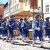 Am Sonntagnachmittag war es beim Tänzelfest 2022 in Kaufbeuren dann Zeit für den großen Festumzug. Ungefähr 1.850 Kinder präsentieren den Zuschauern die Geschichte der Stadt zu Buron von der Karolingerzeit bis zum Beginn des 20. Jahrhunderts. Mit 36 Festwagen, unterschiedlichen Kapellen, Fahnenschwingern Pferden und natürlich den Kindern wird der Zuschauer zurück ins Mittelalter versetzt. Wenn dann noch Kaiser Maximilian I. höchstpersönlich mit seinem Gefolge in der Kaiser-Max-Straße vor dem Rathaus einzieht, befindet man sich endgültig wieder im Jahr 1497. In unserer Bildergalerie sehen Sie die Highlights des Tänzelfest-Umzuges vom Sonntag.