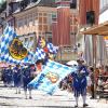 Am Sonntagnachmittag war es beim Tänzelfest 2022 in Kaufbeuren dann Zeit für den großen Festumzug. Ungefähr 1.850 Kinder präsentieren den Zuschauern die Geschichte der Stadt zu Buron von der Karolingerzeit bis zum Beginn des 20. Jahrhunderts. Mit 36 Festwagen, unterschiedlichen Kapellen, Fahnenschwingern Pferden und natürlich den Kindern wird der Zuschauer zurück ins Mittelalter versetzt. Wenn dann noch Kaiser Maximilian I. höchstpersönlich mit seinem Gefolge in der Kaiser-Max-Straße vor dem Rathaus einzieht, befindet man sich endgültig wieder im Jahr 1497. In unserer Bildergalerie sehen Sie die Highlights des Tänzelfest-Umzuges vom Sonntag.
