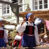Am Sonntagnachmittag war es beim Tänzelfest 2022 in Kaufbeuren dann Zeit für den großen Festumzug. Ungefähr 1.850 Kinder präsentieren den Zuschauern die Geschichte der Stadt zu Buron von der Karolingerzeit bis zum Beginn des 20. Jahrhunderts. Mit 36 Festwagen, unterschiedlichen Kapellen, Fahnenschwingern Pferden und natürlich den Kindern wird der Zuschauer zurück ins Mittelalter versetzt. Wenn dann noch Kaiser Maximilian I. höchstpersönlich mit seinem Gefolge in der Kaiser-Max-Straße vor dem Rathaus einzieht, befindet man sich endgültig wieder im Jahr 1497. In unserer Bildergalerie sehen Sie die Highlights des Tänzelfest-Umzuges vom Sonntag.