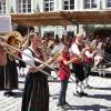 Am Sonntagnachmittag war es beim Tänzelfest 2022 in Kaufbeuren dann Zeit für den großen Festumzug. Ungefähr 1.850 Kinder präsentieren den Zuschauern die Geschichte der Stadt zu Buron von der Karolingerzeit bis zum Beginn des 20. Jahrhunderts. Mit 36 Festwagen, unterschiedlichen Kapellen, Fahnenschwingern Pferden und natürlich den Kindern wird der Zuschauer zurück ins Mittelalter versetzt. Wenn dann noch Kaiser Maximilian I. höchstpersönlich mit seinem Gefolge in der Kaiser-Max-Straße vor dem Rathaus einzieht, befindet man sich endgültig wieder im Jahr 1497. In unserer Bildergalerie sehen Sie die Highlights des Tänzelfest-Umzuges vom Sonntag.