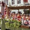 Am Sonntagnachmittag war es beim Tänzelfest 2022 in Kaufbeuren dann Zeit für den großen Festumzug. Ungefähr 1.850 Kinder präsentieren den Zuschauern die Geschichte der Stadt zu Buron von der Karolingerzeit bis zum Beginn des 20. Jahrhunderts. Mit 36 Festwagen, unterschiedlichen Kapellen, Fahnenschwingern Pferden und natürlich den Kindern wird der Zuschauer zurück ins Mittelalter versetzt. Wenn dann noch Kaiser Maximilian I. höchstpersönlich mit seinem Gefolge in der Kaiser-Max-Straße vor dem Rathaus einzieht, befindet man sich endgültig wieder im Jahr 1497. In unserer Bildergalerie sehen Sie die Highlights des Tänzelfest-Umzuges vom Sonntag.