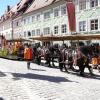 Am Sonntagnachmittag war es beim Tänzelfest 2022 in Kaufbeuren dann Zeit für den großen Festumzug. Ungefähr 1.850 Kinder präsentieren den Zuschauern die Geschichte der Stadt zu Buron von der Karolingerzeit bis zum Beginn des 20. Jahrhunderts. Mit 36 Festwagen, unterschiedlichen Kapellen, Fahnenschwingern Pferden und natürlich den Kindern wird der Zuschauer zurück ins Mittelalter versetzt. Wenn dann noch Kaiser Maximilian I. höchstpersönlich mit seinem Gefolge in der Kaiser-Max-Straße vor dem Rathaus einzieht, befindet man sich endgültig wieder im Jahr 1497. In unserer Bildergalerie sehen Sie die Highlights des Tänzelfest-Umzuges vom Sonntag.