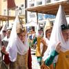 Am Sonntagnachmittag war es beim Tänzelfest 2022 in Kaufbeuren dann Zeit für den großen Festumzug. Ungefähr 1.850 Kinder präsentieren den Zuschauern die Geschichte der Stadt zu Buron von der Karolingerzeit bis zum Beginn des 20. Jahrhunderts. Mit 36 Festwagen, unterschiedlichen Kapellen, Fahnenschwingern Pferden und natürlich den Kindern wird der Zuschauer zurück ins Mittelalter versetzt. Wenn dann noch Kaiser Maximilian I. höchstpersönlich mit seinem Gefolge in der Kaiser-Max-Straße vor dem Rathaus einzieht, befindet man sich endgültig wieder im Jahr 1497. In unserer Bildergalerie sehen Sie die Highlights des Tänzelfest-Umzuges vom Sonntag.