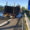 Am Dienstagvormittag ist ein LKW-Anhänger auf der A96 an der Ausfahrt Richtung Lindau in Brand geraten. Der Anhänger hatte Baustahlmatten geladen. Beim Eintreffen der Einsatzkräfte stand das Heck des Anhängers in Vollbrand. 
Feuer schnell unter Kontrolle
Die Fahrerin des LKW wurde bei ersten Löschversuchen leicht verletzt. Ein Rettungsdienst brachte sie in ein Krankenhaus. Der Feuerwehr gelang es, den Brand schnell unter Kontrolle zu bringen. Die Polizei schätzt den Schaden auf etwa 30.000 Euro geschätzt. Das Feuer hat auch die Fahrbahn stark beschädigt. Als Brandursache wird ein technischer Defekt vermutet. Bergungsarbeiten dauern an
Für die Dauer der Löscharbeiten musste die Polizei die A96 in Fahrtrichtung Süden zeitweise komplett sperren. Momentan wird der Verkehr einspurig an der Unfallstelle vorbeigeleitet. Wie es in der Polizeimeldung heißt, wird es wegen der Bergungsarbeiten im Laufe des Vormittags noch weitere Verkehrsbehinderungen geben.