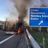 Am Dienstagvormittag ist ein LKW-Anhänger auf der A96 an der Ausfahrt Richtung Lindau in Brand geraten. Der Anhänger hatte Baustahlmatten geladen. Beim Eintreffen der Einsatzkräfte stand das Heck des Anhängers in Vollbrand. 
Feuer schnell unter Kontrolle
Die Fahrerin des LKW wurde bei ersten Löschversuchen leicht verletzt. Ein Rettungsdienst brachte sie in ein Krankenhaus. Der Feuerwehr gelang es, den Brand schnell unter Kontrolle zu bringen. Die Polizei schätzt den Schaden auf etwa 30.000 Euro geschätzt. Das Feuer hat auch die Fahrbahn stark beschädigt. Als Brandursache wird ein technischer Defekt vermutet. Bergungsarbeiten dauern an
Für die Dauer der Löscharbeiten musste die Polizei die A96 in Fahrtrichtung Süden zeitweise komplett sperren. Momentan wird der Verkehr einspurig an der Unfallstelle vorbeigeleitet. Wie es in der Polizeimeldung heißt, wird es wegen der Bergungsarbeiten im Laufe des Vormittags noch weitere Verkehrsbehinderungen geben.