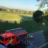 Am Dienstagvormittag ist ein LKW-Anhänger auf der A96 an der Ausfahrt Richtung Lindau in Brand geraten. Der Anhänger hatte Baustahlmatten geladen. Beim Eintreffen der Einsatzkräfte stand das Heck des Anhängers in Vollbrand. 
Feuer schnell unter Kontrolle
Die Fahrerin des LKW wurde bei ersten Löschversuchen leicht verletzt. Ein Rettungsdienst brachte sie in ein Krankenhaus. Der Feuerwehr gelang es, den Brand schnell unter Kontrolle zu bringen. Die Polizei schätzt den Schaden auf etwa 30.000 Euro geschätzt. Das Feuer hat auch die Fahrbahn stark beschädigt. Als Brandursache wird ein technischer Defekt vermutet. Bergungsarbeiten dauern an
Für die Dauer der Löscharbeiten musste die Polizei die A96 in Fahrtrichtung Süden zeitweise komplett sperren. Momentan wird der Verkehr einspurig an der Unfallstelle vorbeigeleitet. Wie es in der Polizeimeldung heißt, wird es wegen der Bergungsarbeiten im Laufe des Vormittags noch weitere Verkehrsbehinderungen geben.