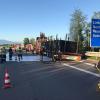 Am Dienstagvormittag ist ein LKW-Anhänger auf der A96 an der Ausfahrt Richtung Lindau in Brand geraten. Der Anhänger hatte Baustahlmatten geladen. Beim Eintreffen der Einsatzkräfte stand das Heck des Anhängers in Vollbrand. 
Feuer schnell unter Kontrolle
Die Fahrerin des LKW wurde bei ersten Löschversuchen leicht verletzt. Ein Rettungsdienst brachte sie in ein Krankenhaus. Der Feuerwehr gelang es, den Brand schnell unter Kontrolle zu bringen. Die Polizei schätzt den Schaden auf etwa 30.000 Euro geschätzt. Das Feuer hat auch die Fahrbahn stark beschädigt. Als Brandursache wird ein technischer Defekt vermutet. Bergungsarbeiten dauern an
Für die Dauer der Löscharbeiten musste die Polizei die A96 in Fahrtrichtung Süden zeitweise komplett sperren. Momentan wird der Verkehr einspurig an der Unfallstelle vorbeigeleitet. Wie es in der Polizeimeldung heißt, wird es wegen der Bergungsarbeiten im Laufe des Vormittags noch weitere Verkehrsbehinderungen geben.