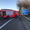 Am Dienstagvormittag ist ein LKW-Anhänger auf der A96 an der Ausfahrt Richtung Lindau in Brand geraten. Der Anhänger hatte Baustahlmatten geladen. Beim Eintreffen der Einsatzkräfte stand das Heck des Anhängers in Vollbrand. 
Feuer schnell unter Kontrolle
Die Fahrerin des LKW wurde bei ersten Löschversuchen leicht verletzt. Ein Rettungsdienst brachte sie in ein Krankenhaus. Der Feuerwehr gelang es, den Brand schnell unter Kontrolle zu bringen. Die Polizei schätzt den Schaden auf etwa 30.000 Euro geschätzt. Das Feuer hat auch die Fahrbahn stark beschädigt. Als Brandursache wird ein technischer Defekt vermutet. Bergungsarbeiten dauern an
Für die Dauer der Löscharbeiten musste die Polizei die A96 in Fahrtrichtung Süden zeitweise komplett sperren. Momentan wird der Verkehr einspurig an der Unfallstelle vorbeigeleitet. Wie es in der Polizeimeldung heißt, wird es wegen der Bergungsarbeiten im Laufe des Vormittags noch weitere Verkehrsbehinderungen geben.