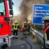 Am Dienstagvormittag ist ein LKW-Anhänger auf der A96 an der Ausfahrt Richtung Lindau in Brand geraten. Der Anhänger hatte Baustahlmatten geladen. Beim Eintreffen der Einsatzkräfte stand das Heck des Anhängers in Vollbrand. 
Feuer schnell unter Kontrolle
Die Fahrerin des LKW wurde bei ersten Löschversuchen leicht verletzt. Ein Rettungsdienst brachte sie in ein Krankenhaus. Der Feuerwehr gelang es, den Brand schnell unter Kontrolle zu bringen. Die Polizei schätzt den Schaden auf etwa 30.000 Euro geschätzt. Das Feuer hat auch die Fahrbahn stark beschädigt. Als Brandursache wird ein technischer Defekt vermutet. Bergungsarbeiten dauern an
Für die Dauer der Löscharbeiten musste die Polizei die A96 in Fahrtrichtung Süden zeitweise komplett sperren. Momentan wird der Verkehr einspurig an der Unfallstelle vorbeigeleitet. Wie es in der Polizeimeldung heißt, wird es wegen der Bergungsarbeiten im Laufe des Vormittags noch weitere Verkehrsbehinderungen geben.