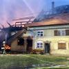 Update:Am Mittwochabend, gegen 20:00 Uhr, hat in Meggen in der Gemeinde Argenbühl im Landkreis Ravensburg ein Blitz in ein Wohnhaus eingeschlagen und dieses in Brand gesetzt. Das Haus und der angebaute Stall standen laut Polizei schon kurz nach dem Einschlag in Vollbrand.Nur noch Schadensbegrenzung möglichDie Feuerwehr konnte nicht verhindern, dass das Anwesen abbrannte. Noch bis zum frühen Morgen waren die Feuerwehrleute mit Nachlöscharbeiten beschäftigt. Das Wohnhaus, der Stall und zwei darin abgestellte Traktoren brannten nieder. Bei dem Feuer wurde jedoch niemand verletzt. Die Anwohner konnten in einem anderen Haus auf dem Gelände Zuflucht suchen.
[video]https://www.youtube.com/watch?v=h1KPXY8Q_AI[/video]1,5 Millionen Euro Schaden und zahlreiche EinsatzkräfteDer Schaden beträgt Schätzungen zufolge rund 1,5 Millionen Euro. Die Feuerwehren aus Argenbühl, Wangen, Isny und Eisenharz waren mit etwa 105 Einsatzkräften im Einsatz. Der Rettungsdienst hielt sich mit 23 Einsatzkräften vor Ort bereit. Auch der stellvertretende Kreisbrandmeister war an der Brandstelle.Bezugsmeldung:In Argenbühl ist ein Dachstuhl nach einem Blitzschlag in Flammen aufgegangen. Wie die Polizei meldet, konnten alle Bewohner das Gebäude verlassen. Nach bisherigen Erkenntnissen wurde niemand verletzt. Die Feuerwehr ist noch im Einsatz.Karte: Großbrände im Allgäu