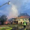 Update:Am Mittwochabend, gegen 20:00 Uhr, hat in Meggen in der Gemeinde Argenbühl im Landkreis Ravensburg ein Blitz in ein Wohnhaus eingeschlagen und dieses in Brand gesetzt. Das Haus und der angebaute Stall standen laut Polizei schon kurz nach dem Einschlag in Vollbrand.Nur noch Schadensbegrenzung möglichDie Feuerwehr konnte nicht verhindern, dass das Anwesen abbrannte. Noch bis zum frühen Morgen waren die Feuerwehrleute mit Nachlöscharbeiten beschäftigt. Das Wohnhaus, der Stall und zwei darin abgestellte Traktoren brannten nieder. Bei dem Feuer wurde jedoch niemand verletzt. Die Anwohner konnten in einem anderen Haus auf dem Gelände Zuflucht suchen.
[video]https://www.youtube.com/watch?v=h1KPXY8Q_AI[/video]1,5 Millionen Euro Schaden und zahlreiche EinsatzkräfteDer Schaden beträgt Schätzungen zufolge rund 1,5 Millionen Euro. Die Feuerwehren aus Argenbühl, Wangen, Isny und Eisenharz waren mit etwa 105 Einsatzkräften im Einsatz. Der Rettungsdienst hielt sich mit 23 Einsatzkräften vor Ort bereit. Auch der stellvertretende Kreisbrandmeister war an der Brandstelle.Bezugsmeldung:In Argenbühl ist ein Dachstuhl nach einem Blitzschlag in Flammen aufgegangen. Wie die Polizei meldet, konnten alle Bewohner das Gebäude verlassen. Nach bisherigen Erkenntnissen wurde niemand verletzt. Die Feuerwehr ist noch im Einsatz.Karte: Großbrände im Allgäu