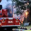 Update:Am Mittwochabend, gegen 20:00 Uhr, hat in Meggen in der Gemeinde Argenbühl im Landkreis Ravensburg ein Blitz in ein Wohnhaus eingeschlagen und dieses in Brand gesetzt. Das Haus und der angebaute Stall standen laut Polizei schon kurz nach dem Einschlag in Vollbrand.Nur noch Schadensbegrenzung möglichDie Feuerwehr konnte nicht verhindern, dass das Anwesen abbrannte. Noch bis zum frühen Morgen waren die Feuerwehrleute mit Nachlöscharbeiten beschäftigt. Das Wohnhaus, der Stall und zwei darin abgestellte Traktoren brannten nieder. Bei dem Feuer wurde jedoch niemand verletzt. Die Anwohner konnten in einem anderen Haus auf dem Gelände Zuflucht suchen.
[video]https://www.youtube.com/watch?v=h1KPXY8Q_AI[/video]1,5 Millionen Euro Schaden und zahlreiche EinsatzkräfteDer Schaden beträgt Schätzungen zufolge rund 1,5 Millionen Euro. Die Feuerwehren aus Argenbühl, Wangen, Isny und Eisenharz waren mit etwa 105 Einsatzkräften im Einsatz. Der Rettungsdienst hielt sich mit 23 Einsatzkräften vor Ort bereit. Auch der stellvertretende Kreisbrandmeister war an der Brandstelle.Bezugsmeldung:In Argenbühl ist ein Dachstuhl nach einem Blitzschlag in Flammen aufgegangen. Wie die Polizei meldet, konnten alle Bewohner das Gebäude verlassen. Nach bisherigen Erkenntnissen wurde niemand verletzt. Die Feuerwehr ist noch im Einsatz.Karte: Großbrände im Allgäu