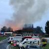 Update:Am Mittwochabend, gegen 20:00 Uhr, hat in Meggen in der Gemeinde Argenbühl im Landkreis Ravensburg ein Blitz in ein Wohnhaus eingeschlagen und dieses in Brand gesetzt. Das Haus und der angebaute Stall standen laut Polizei schon kurz nach dem Einschlag in Vollbrand.Nur noch Schadensbegrenzung möglichDie Feuerwehr konnte nicht verhindern, dass das Anwesen abbrannte. Noch bis zum frühen Morgen waren die Feuerwehrleute mit Nachlöscharbeiten beschäftigt. Das Wohnhaus, der Stall und zwei darin abgestellte Traktoren brannten nieder. Bei dem Feuer wurde jedoch niemand verletzt. Die Anwohner konnten in einem anderen Haus auf dem Gelände Zuflucht suchen.
[video]https://www.youtube.com/watch?v=h1KPXY8Q_AI[/video]1,5 Millionen Euro Schaden und zahlreiche EinsatzkräfteDer Schaden beträgt Schätzungen zufolge rund 1,5 Millionen Euro. Die Feuerwehren aus Argenbühl, Wangen, Isny und Eisenharz waren mit etwa 105 Einsatzkräften im Einsatz. Der Rettungsdienst hielt sich mit 23 Einsatzkräften vor Ort bereit. Auch der stellvertretende Kreisbrandmeister war an der Brandstelle.Bezugsmeldung:In Argenbühl ist ein Dachstuhl nach einem Blitzschlag in Flammen aufgegangen. Wie die Polizei meldet, konnten alle Bewohner das Gebäude verlassen. Nach bisherigen Erkenntnissen wurde niemand verletzt. Die Feuerwehr ist noch im Einsatz.Karte: Großbrände im Allgäu