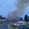 Update:Am Mittwochabend, gegen 20:00 Uhr, hat in Meggen in der Gemeinde Argenbühl im Landkreis Ravensburg ein Blitz in ein Wohnhaus eingeschlagen und dieses in Brand gesetzt. Das Haus und der angebaute Stall standen laut Polizei schon kurz nach dem Einschlag in Vollbrand.Nur noch Schadensbegrenzung möglichDie Feuerwehr konnte nicht verhindern, dass das Anwesen abbrannte. Noch bis zum frühen Morgen waren die Feuerwehrleute mit Nachlöscharbeiten beschäftigt. Das Wohnhaus, der Stall und zwei darin abgestellte Traktoren brannten nieder. Bei dem Feuer wurde jedoch niemand verletzt. Die Anwohner konnten in einem anderen Haus auf dem Gelände Zuflucht suchen.
[video]https://www.youtube.com/watch?v=h1KPXY8Q_AI[/video]1,5 Millionen Euro Schaden und zahlreiche EinsatzkräfteDer Schaden beträgt Schätzungen zufolge rund 1,5 Millionen Euro. Die Feuerwehren aus Argenbühl, Wangen, Isny und Eisenharz waren mit etwa 105 Einsatzkräften im Einsatz. Der Rettungsdienst hielt sich mit 23 Einsatzkräften vor Ort bereit. Auch der stellvertretende Kreisbrandmeister war an der Brandstelle.Bezugsmeldung:In Argenbühl ist ein Dachstuhl nach einem Blitzschlag in Flammen aufgegangen. Wie die Polizei meldet, konnten alle Bewohner das Gebäude verlassen. Nach bisherigen Erkenntnissen wurde niemand verletzt. Die Feuerwehr ist noch im Einsatz.Karte: Großbrände im Allgäu