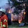 Update:Am Mittwochabend, gegen 20:00 Uhr, hat in Meggen in der Gemeinde Argenbühl im Landkreis Ravensburg ein Blitz in ein Wohnhaus eingeschlagen und dieses in Brand gesetzt. Das Haus und der angebaute Stall standen laut Polizei schon kurz nach dem Einschlag in Vollbrand.Nur noch Schadensbegrenzung möglichDie Feuerwehr konnte nicht verhindern, dass das Anwesen abbrannte. Noch bis zum frühen Morgen waren die Feuerwehrleute mit Nachlöscharbeiten beschäftigt. Das Wohnhaus, der Stall und zwei darin abgestellte Traktoren brannten nieder. Bei dem Feuer wurde jedoch niemand verletzt. Die Anwohner konnten in einem anderen Haus auf dem Gelände Zuflucht suchen.
[video]https://www.youtube.com/watch?v=h1KPXY8Q_AI[/video]1,5 Millionen Euro Schaden und zahlreiche EinsatzkräfteDer Schaden beträgt Schätzungen zufolge rund 1,5 Millionen Euro. Die Feuerwehren aus Argenbühl, Wangen, Isny und Eisenharz waren mit etwa 105 Einsatzkräften im Einsatz. Der Rettungsdienst hielt sich mit 23 Einsatzkräften vor Ort bereit. Auch der stellvertretende Kreisbrandmeister war an der Brandstelle.Bezugsmeldung:In Argenbühl ist ein Dachstuhl nach einem Blitzschlag in Flammen aufgegangen. Wie die Polizei meldet, konnten alle Bewohner das Gebäude verlassen. Nach bisherigen Erkenntnissen wurde niemand verletzt. Die Feuerwehr ist noch im Einsatz.Karte: Großbrände im Allgäu