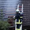 Update:Am Mittwochabend, gegen 20:00 Uhr, hat in Meggen in der Gemeinde Argenbühl im Landkreis Ravensburg ein Blitz in ein Wohnhaus eingeschlagen und dieses in Brand gesetzt. Das Haus und der angebaute Stall standen laut Polizei schon kurz nach dem Einschlag in Vollbrand.Nur noch Schadensbegrenzung möglichDie Feuerwehr konnte nicht verhindern, dass das Anwesen abbrannte. Noch bis zum frühen Morgen waren die Feuerwehrleute mit Nachlöscharbeiten beschäftigt. Das Wohnhaus, der Stall und zwei darin abgestellte Traktoren brannten nieder. Bei dem Feuer wurde jedoch niemand verletzt. Die Anwohner konnten in einem anderen Haus auf dem Gelände Zuflucht suchen.
[video]https://www.youtube.com/watch?v=h1KPXY8Q_AI[/video]1,5 Millionen Euro Schaden und zahlreiche EinsatzkräfteDer Schaden beträgt Schätzungen zufolge rund 1,5 Millionen Euro. Die Feuerwehren aus Argenbühl, Wangen, Isny und Eisenharz waren mit etwa 105 Einsatzkräften im Einsatz. Der Rettungsdienst hielt sich mit 23 Einsatzkräften vor Ort bereit. Auch der stellvertretende Kreisbrandmeister war an der Brandstelle.Bezugsmeldung:In Argenbühl ist ein Dachstuhl nach einem Blitzschlag in Flammen aufgegangen. Wie die Polizei meldet, konnten alle Bewohner das Gebäude verlassen. Nach bisherigen Erkenntnissen wurde niemand verletzt. Die Feuerwehr ist noch im Einsatz.Karte: Großbrände im Allgäu