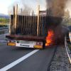 Am Dienstagvormittag ist ein LKW-Anhänger auf der A96 an der Ausfahrt Richtung Lindau in Brand geraten. Der Anhänger hatte Baustahlmatten geladen. Beim Eintreffen der Einsatzkräfte stand das Heck des Anhängers in Vollbrand. 
Feuer schnell unter Kontrolle
Die Fahrerin des LKW wurde bei ersten Löschversuchen leicht verletzt. Ein Rettungsdienst brachte sie in ein Krankenhaus. Der Feuerwehr gelang es, den Brand schnell unter Kontrolle zu bringen. Die Polizei schätzt den Schaden auf etwa 30.000 Euro geschätzt. Das Feuer hat auch die Fahrbahn stark beschädigt. Als Brandursache wird ein technischer Defekt vermutet. Bergungsarbeiten dauern an
Für die Dauer der Löscharbeiten musste die Polizei die A96 in Fahrtrichtung Süden zeitweise komplett sperren. Momentan wird der Verkehr einspurig an der Unfallstelle vorbeigeleitet. Wie es in der Polizeimeldung heißt, wird es wegen der Bergungsarbeiten im Laufe des Vormittags noch weitere Verkehrsbehinderungen geben.