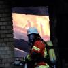 Update:Am Mittwochabend, gegen 20:00 Uhr, hat in Meggen in der Gemeinde Argenbühl im Landkreis Ravensburg ein Blitz in ein Wohnhaus eingeschlagen und dieses in Brand gesetzt. Das Haus und der angebaute Stall standen laut Polizei schon kurz nach dem Einschlag in Vollbrand.Nur noch Schadensbegrenzung möglichDie Feuerwehr konnte nicht verhindern, dass das Anwesen abbrannte. Noch bis zum frühen Morgen waren die Feuerwehrleute mit Nachlöscharbeiten beschäftigt. Das Wohnhaus, der Stall und zwei darin abgestellte Traktoren brannten nieder. Bei dem Feuer wurde jedoch niemand verletzt. Die Anwohner konnten in einem anderen Haus auf dem Gelände Zuflucht suchen.
[video]https://www.youtube.com/watch?v=h1KPXY8Q_AI[/video]1,5 Millionen Euro Schaden und zahlreiche EinsatzkräfteDer Schaden beträgt Schätzungen zufolge rund 1,5 Millionen Euro. Die Feuerwehren aus Argenbühl, Wangen, Isny und Eisenharz waren mit etwa 105 Einsatzkräften im Einsatz. Der Rettungsdienst hielt sich mit 23 Einsatzkräften vor Ort bereit. Auch der stellvertretende Kreisbrandmeister war an der Brandstelle.Bezugsmeldung:In Argenbühl ist ein Dachstuhl nach einem Blitzschlag in Flammen aufgegangen. Wie die Polizei meldet, konnten alle Bewohner das Gebäude verlassen. Nach bisherigen Erkenntnissen wurde niemand verletzt. Die Feuerwehr ist noch im Einsatz.Karte: Großbrände im Allgäu