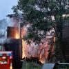 Update:Am Mittwochabend, gegen 20:00 Uhr, hat in Meggen in der Gemeinde Argenbühl im Landkreis Ravensburg ein Blitz in ein Wohnhaus eingeschlagen und dieses in Brand gesetzt. Das Haus und der angebaute Stall standen laut Polizei schon kurz nach dem Einschlag in Vollbrand.Nur noch Schadensbegrenzung möglichDie Feuerwehr konnte nicht verhindern, dass das Anwesen abbrannte. Noch bis zum frühen Morgen waren die Feuerwehrleute mit Nachlöscharbeiten beschäftigt. Das Wohnhaus, der Stall und zwei darin abgestellte Traktoren brannten nieder. Bei dem Feuer wurde jedoch niemand verletzt. Die Anwohner konnten in einem anderen Haus auf dem Gelände Zuflucht suchen.
[video]https://www.youtube.com/watch?v=h1KPXY8Q_AI[/video]1,5 Millionen Euro Schaden und zahlreiche EinsatzkräfteDer Schaden beträgt Schätzungen zufolge rund 1,5 Millionen Euro. Die Feuerwehren aus Argenbühl, Wangen, Isny und Eisenharz waren mit etwa 105 Einsatzkräften im Einsatz. Der Rettungsdienst hielt sich mit 23 Einsatzkräften vor Ort bereit. Auch der stellvertretende Kreisbrandmeister war an der Brandstelle.Bezugsmeldung:In Argenbühl ist ein Dachstuhl nach einem Blitzschlag in Flammen aufgegangen. Wie die Polizei meldet, konnten alle Bewohner das Gebäude verlassen. Nach bisherigen Erkenntnissen wurde niemand verletzt. Die Feuerwehr ist noch im Einsatz.Karte: Großbrände im Allgäu