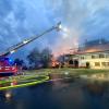 Update:Am Mittwochabend, gegen 20:00 Uhr, hat in Meggen in der Gemeinde Argenbühl im Landkreis Ravensburg ein Blitz in ein Wohnhaus eingeschlagen und dieses in Brand gesetzt. Das Haus und der angebaute Stall standen laut Polizei schon kurz nach dem Einschlag in Vollbrand.Nur noch Schadensbegrenzung möglichDie Feuerwehr konnte nicht verhindern, dass das Anwesen abbrannte. Noch bis zum frühen Morgen waren die Feuerwehrleute mit Nachlöscharbeiten beschäftigt. Das Wohnhaus, der Stall und zwei darin abgestellte Traktoren brannten nieder. Bei dem Feuer wurde jedoch niemand verletzt. Die Anwohner konnten in einem anderen Haus auf dem Gelände Zuflucht suchen.
[video]https://www.youtube.com/watch?v=h1KPXY8Q_AI[/video]1,5 Millionen Euro Schaden und zahlreiche EinsatzkräfteDer Schaden beträgt Schätzungen zufolge rund 1,5 Millionen Euro. Die Feuerwehren aus Argenbühl, Wangen, Isny und Eisenharz waren mit etwa 105 Einsatzkräften im Einsatz. Der Rettungsdienst hielt sich mit 23 Einsatzkräften vor Ort bereit. Auch der stellvertretende Kreisbrandmeister war an der Brandstelle.Bezugsmeldung:In Argenbühl ist ein Dachstuhl nach einem Blitzschlag in Flammen aufgegangen. Wie die Polizei meldet, konnten alle Bewohner das Gebäude verlassen. Nach bisherigen Erkenntnissen wurde niemand verletzt. Die Feuerwehr ist noch im Einsatz.Karte: Großbrände im Allgäu