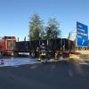 Am Dienstagvormittag ist ein LKW-Anhänger auf der A96 an der Ausfahrt Richtung Lindau in Brand geraten. Der Anhänger hatte Baustahlmatten geladen. Beim Eintreffen der Einsatzkräfte stand das Heck des Anhängers in Vollbrand. 
Feuer schnell unter Kontrolle
Die Fahrerin des LKW wurde bei ersten Löschversuchen leicht verletzt. Ein Rettungsdienst brachte sie in ein Krankenhaus. Der Feuerwehr gelang es, den Brand schnell unter Kontrolle zu bringen. Die Polizei schätzt den Schaden auf etwa 30.000 Euro geschätzt. Das Feuer hat auch die Fahrbahn stark beschädigt. Als Brandursache wird ein technischer Defekt vermutet. Bergungsarbeiten dauern an
Für die Dauer der Löscharbeiten musste die Polizei die A96 in Fahrtrichtung Süden zeitweise komplett sperren. Momentan wird der Verkehr einspurig an der Unfallstelle vorbeigeleitet. Wie es in der Polizeimeldung heißt, wird es wegen der Bergungsarbeiten im Laufe des Vormittags noch weitere Verkehrsbehinderungen geben.