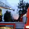 Update:Am Mittwochabend, gegen 20:00 Uhr, hat in Meggen in der Gemeinde Argenbühl im Landkreis Ravensburg ein Blitz in ein Wohnhaus eingeschlagen und dieses in Brand gesetzt. Das Haus und der angebaute Stall standen laut Polizei schon kurz nach dem Einschlag in Vollbrand.Nur noch Schadensbegrenzung möglichDie Feuerwehr konnte nicht verhindern, dass das Anwesen abbrannte. Noch bis zum frühen Morgen waren die Feuerwehrleute mit Nachlöscharbeiten beschäftigt. Das Wohnhaus, der Stall und zwei darin abgestellte Traktoren brannten nieder. Bei dem Feuer wurde jedoch niemand verletzt. Die Anwohner konnten in einem anderen Haus auf dem Gelände Zuflucht suchen.
[video]https://www.youtube.com/watch?v=h1KPXY8Q_AI[/video]1,5 Millionen Euro Schaden und zahlreiche EinsatzkräfteDer Schaden beträgt Schätzungen zufolge rund 1,5 Millionen Euro. Die Feuerwehren aus Argenbühl, Wangen, Isny und Eisenharz waren mit etwa 105 Einsatzkräften im Einsatz. Der Rettungsdienst hielt sich mit 23 Einsatzkräften vor Ort bereit. Auch der stellvertretende Kreisbrandmeister war an der Brandstelle.Bezugsmeldung:In Argenbühl ist ein Dachstuhl nach einem Blitzschlag in Flammen aufgegangen. Wie die Polizei meldet, konnten alle Bewohner das Gebäude verlassen. Nach bisherigen Erkenntnissen wurde niemand verletzt. Die Feuerwehr ist noch im Einsatz.Karte: Großbrände im Allgäu